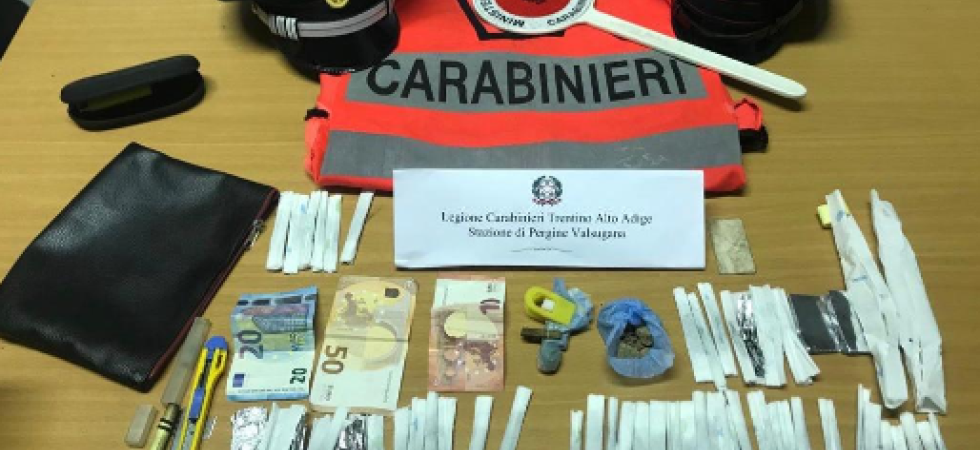 Vede la pattuglia e lancia la droga in una siepe ma viene scoperto